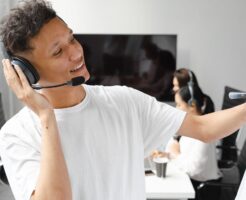 ホワイトボードで説明するイメージ