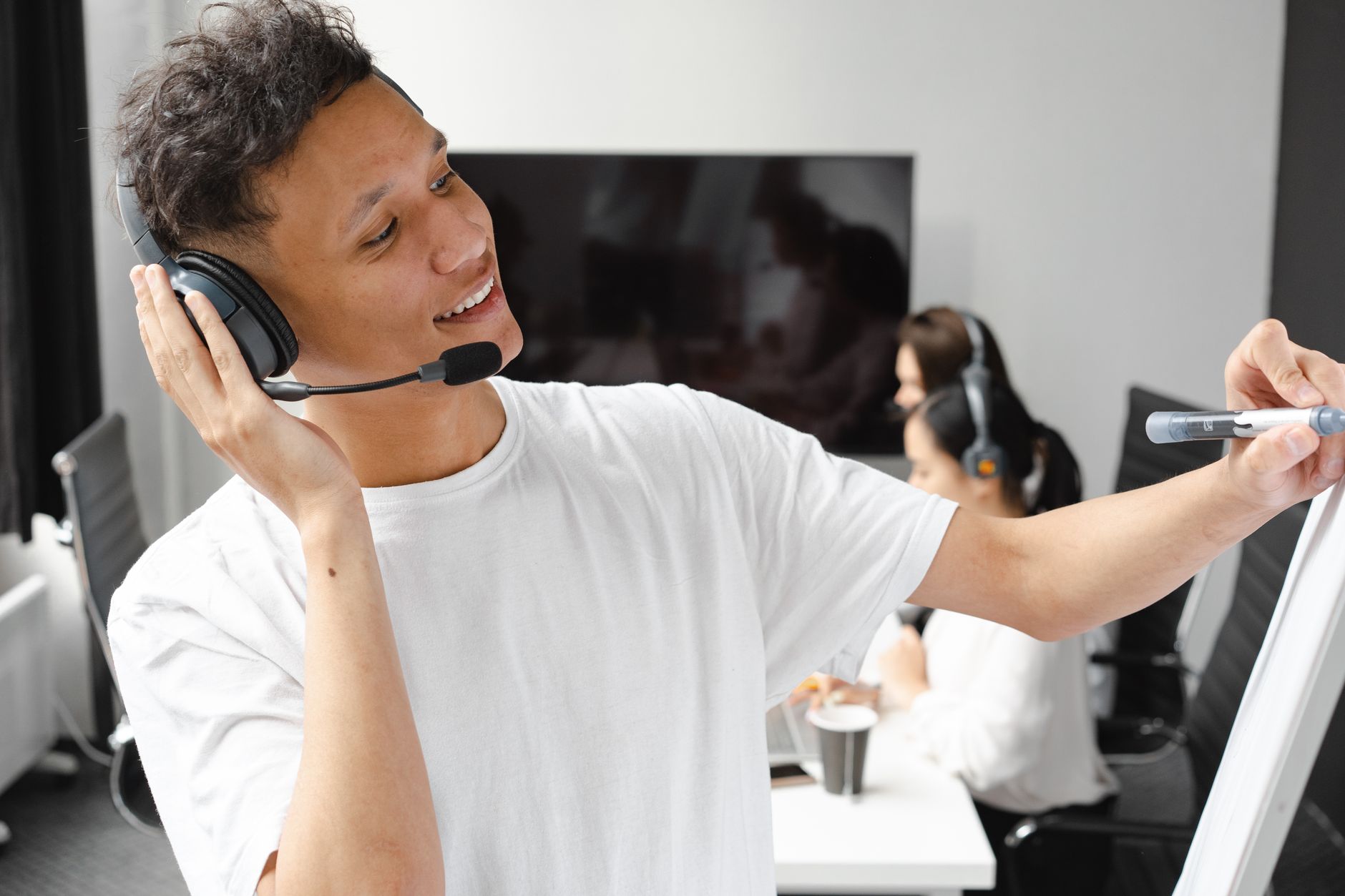 ホワイトボードで説明するイメージ