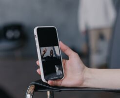 スマホでビデオ通話するイメージ