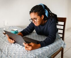 ログインできず困っているイメージ
