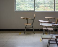 窓際に机が並ぶ無人の教室