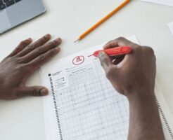 小学校教員の年収は30歳でいくら？給料表のしくみ・手取り・上げ方